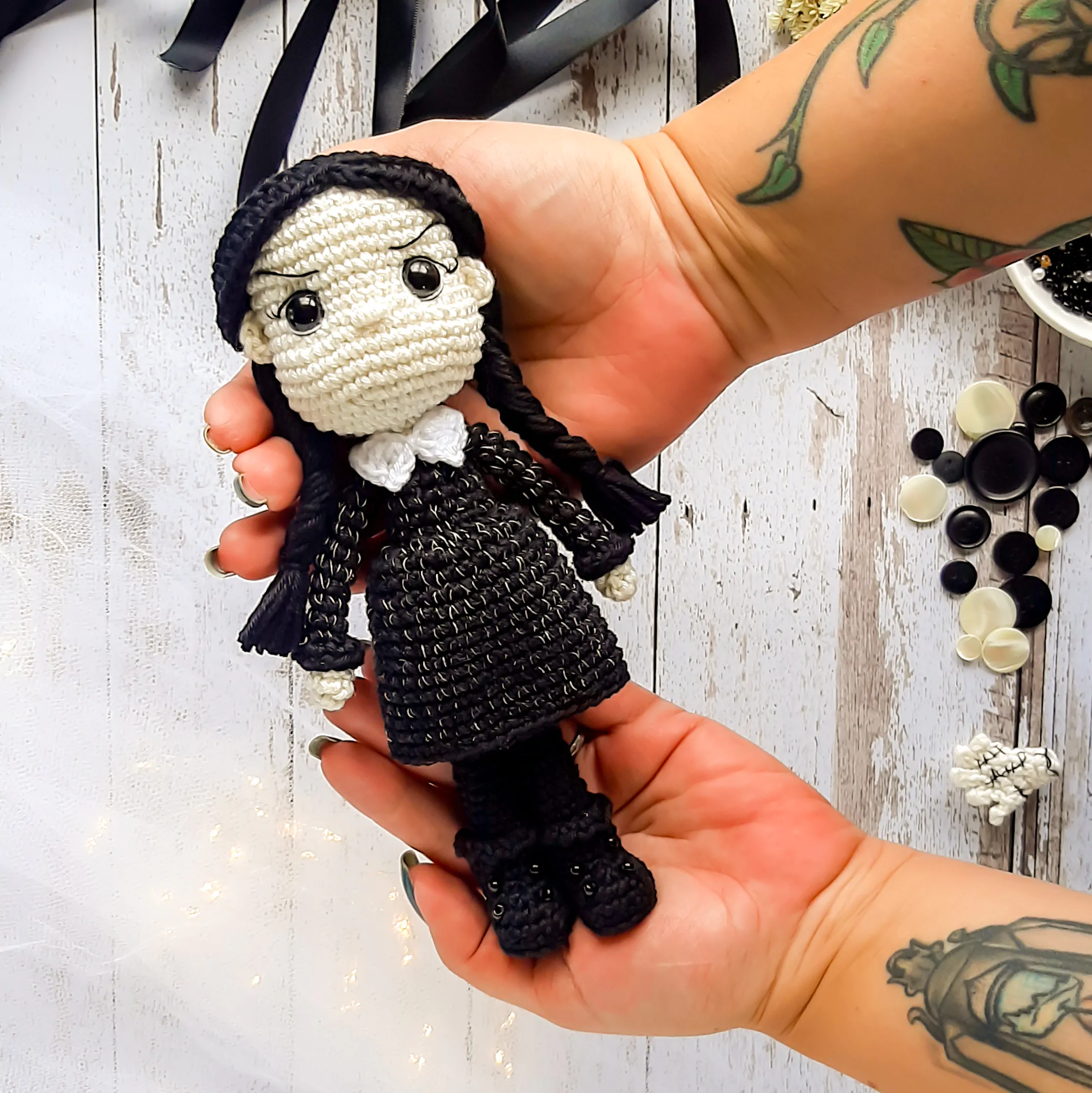 Wandinha Addams - receita de amigurumi - Imagem 3