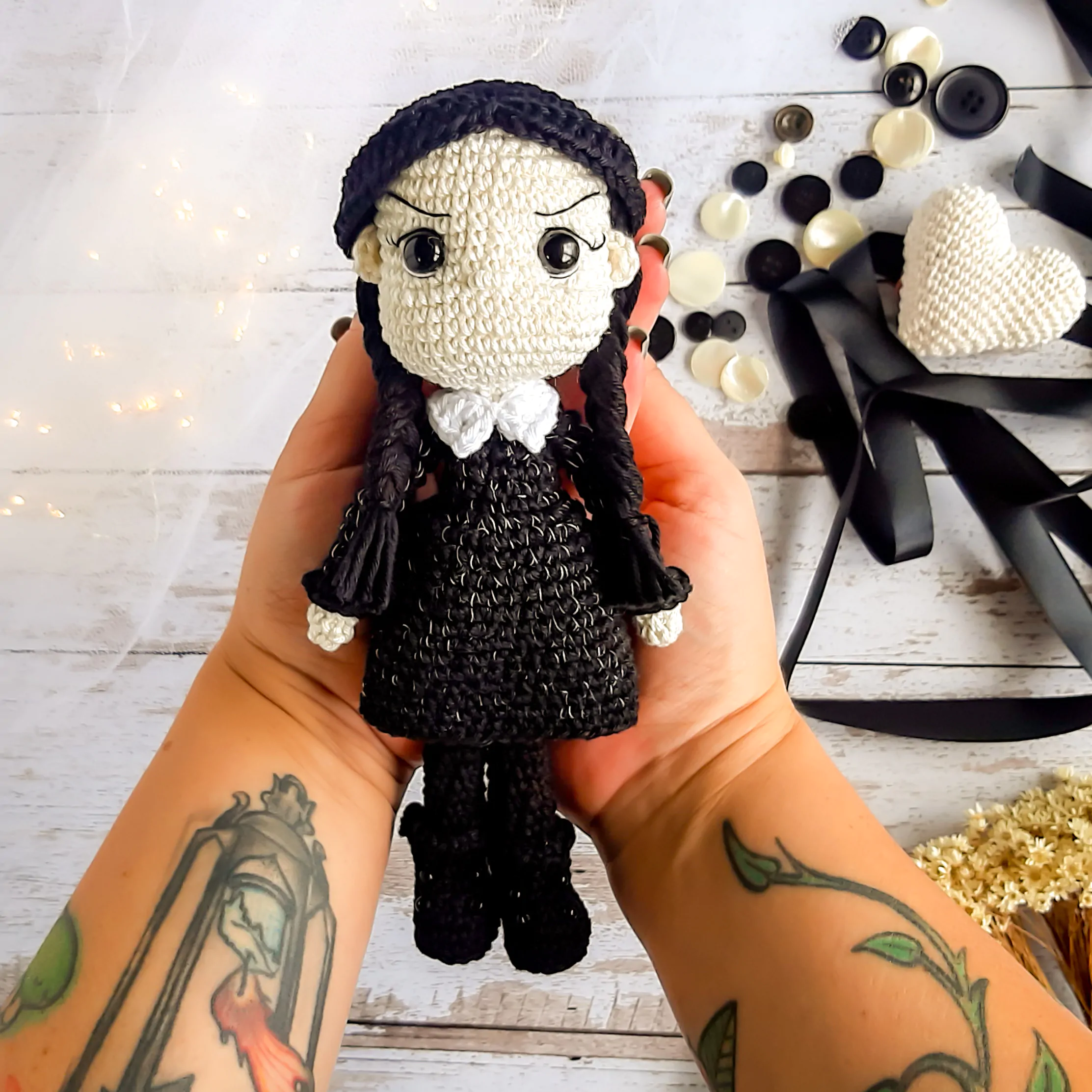 Wandinha Addams - receita de amigurumi
