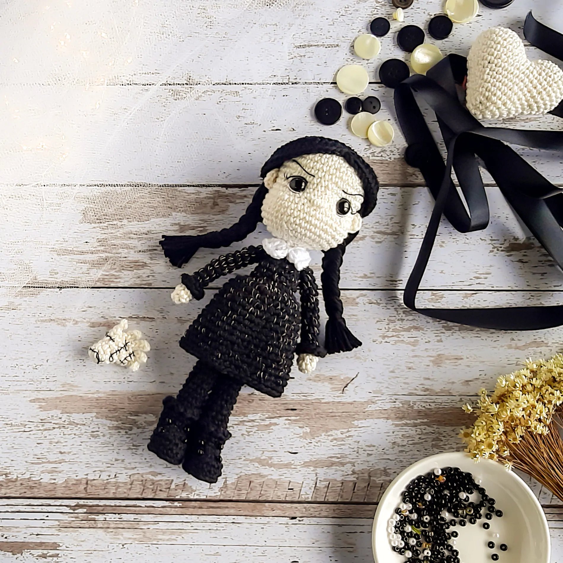 Wandinha Addams - receita de amigurumi - Imagem 5