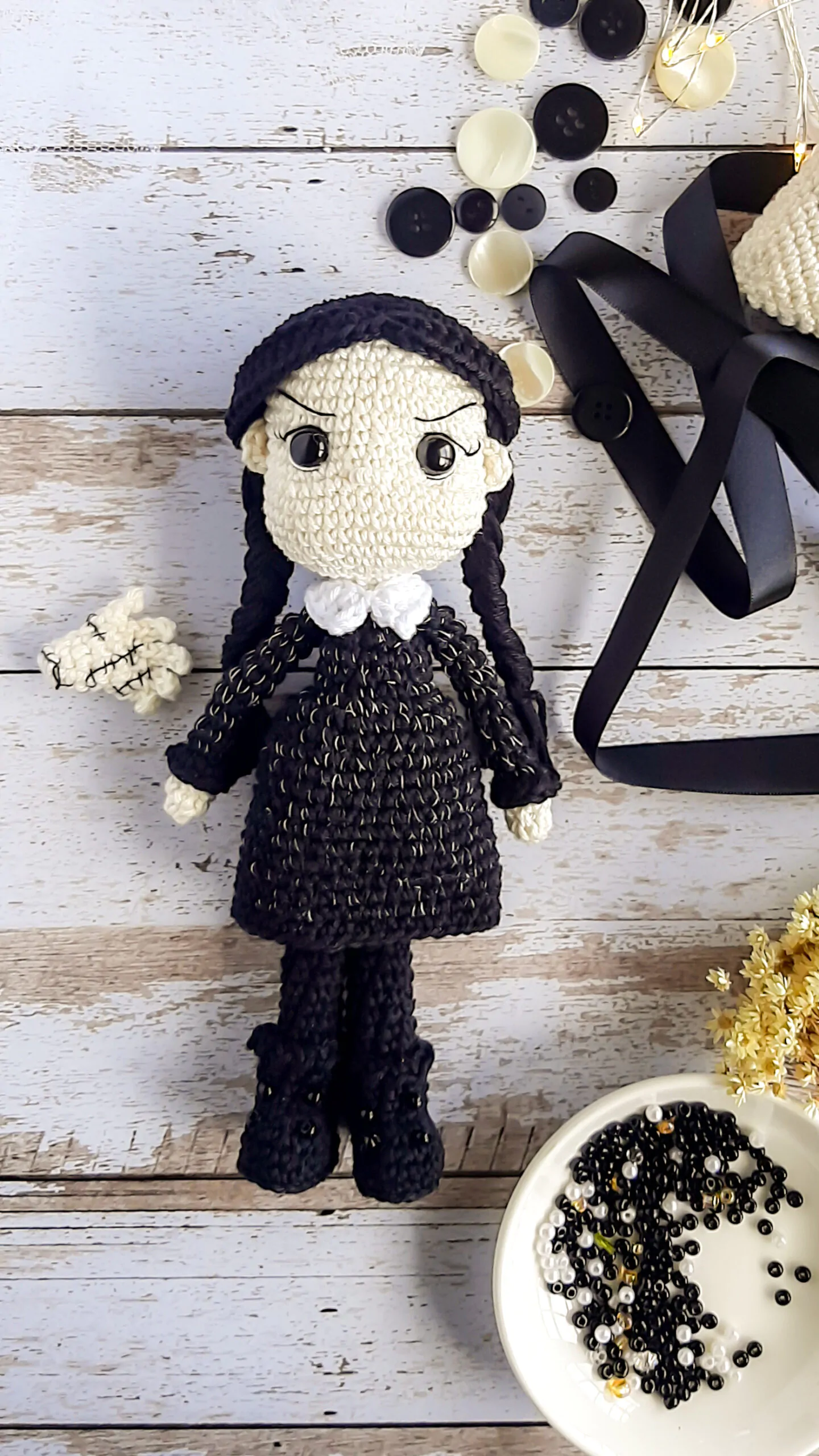 Wandinha Addams - receita de amigurumi - Imagem 6