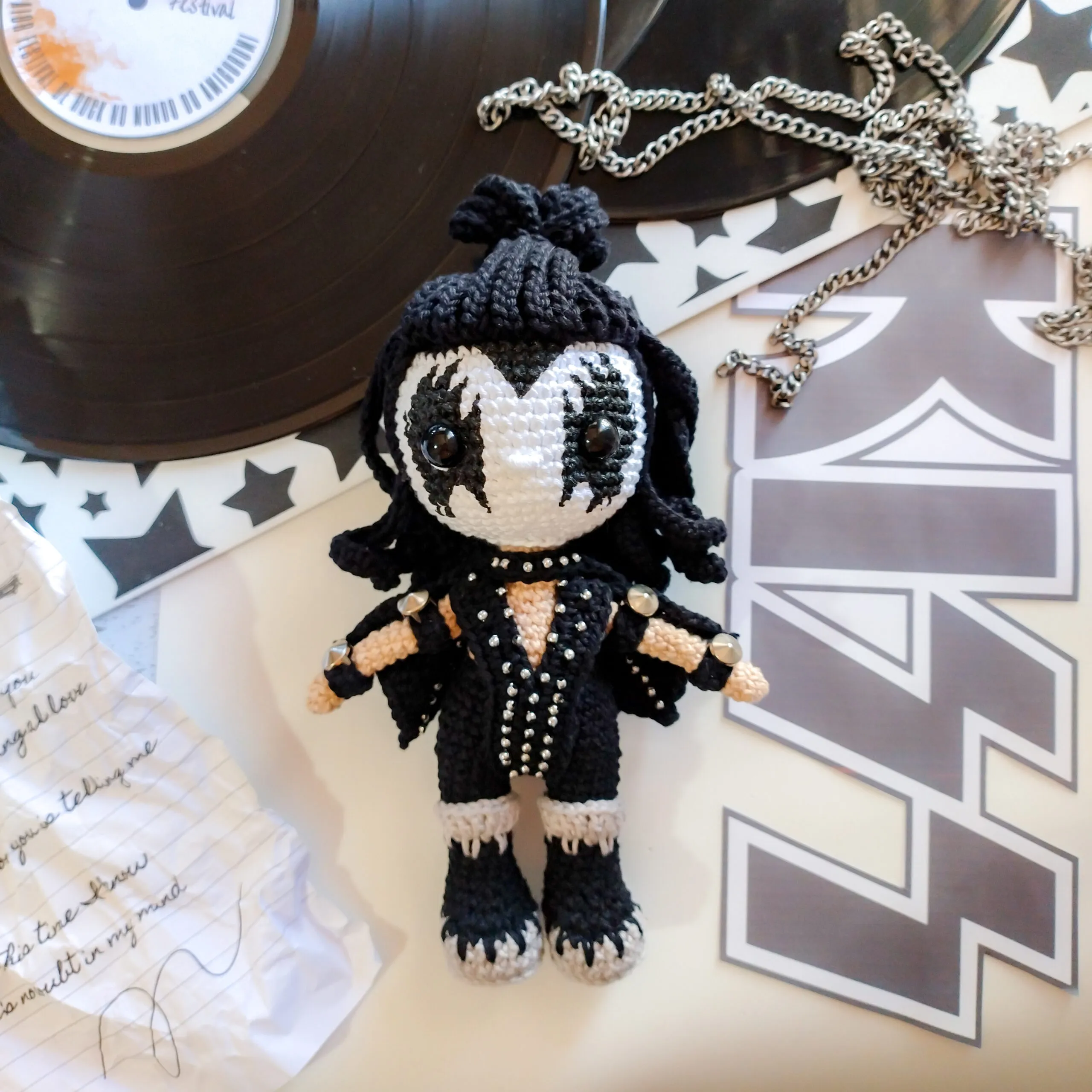 Gene Simmons - receita de amigurumi - Imagem 2
